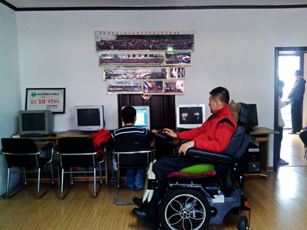 用輪椅代步繼續(xù)行走 用愛心助人放飛夢想