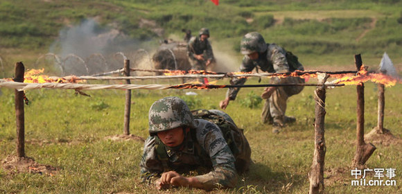 濟南軍區某旅實戰訓練 官兵酷暑穿越火障