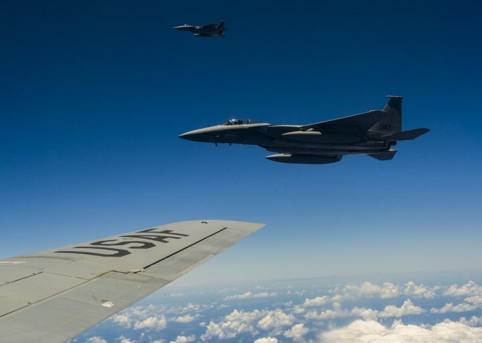 美空軍F-15F-16戰(zhàn)機(jī)群飛赴夏威夷參加環(huán)太軍演