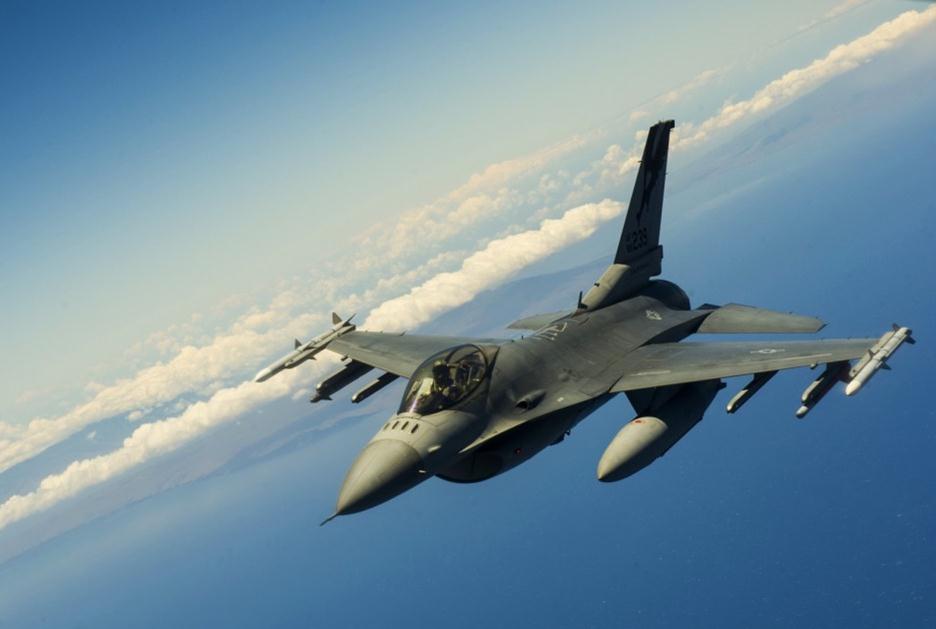 美空軍F-15F-16戰(zhàn)機(jī)群飛赴夏威夷參加環(huán)太軍演