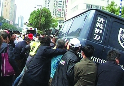 南京兩女子被運(yùn)鈔車撞倒壓住 數(shù)十市民抬車救人