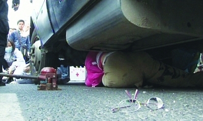 南京兩女子被運(yùn)鈔車撞倒壓住 數(shù)十市民抬車救人