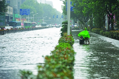 南京城遭遇特大暴雨 市民調侃汽車變潛水艇
