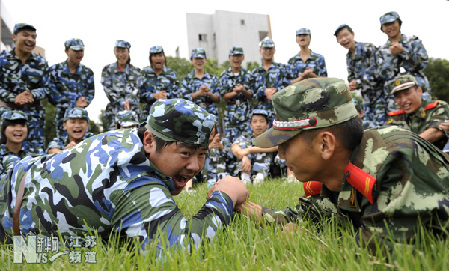 張家港邊檢站為駐地中小學(xué)新生義務(wù)軍訓(xùn)