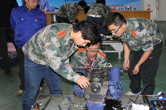 實踐求真知 揚大工科學子柴油機拆裝展風采
