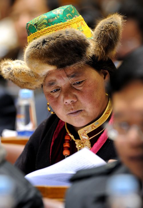 少數民族代表盛裝出席人大會議