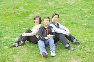 武漢“五道杠少年”網上走紅 網友稱其耍官腔