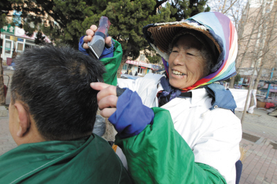 她為環(huán)衛(wèi)工義務(wù)理發(fā)26年 74歲老人被稱“最美理發(fā)奶奶”