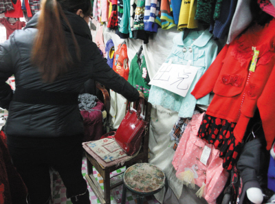 黑衣男套近乎偷走紅背包 女漢子拔腿狂追幾乎擒賊