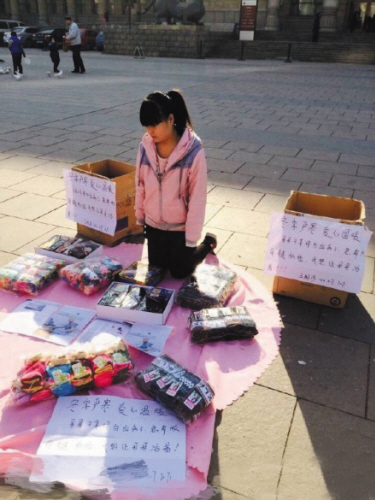 大一女生擺地攤賣手套 為患白血病二哥籌救命錢