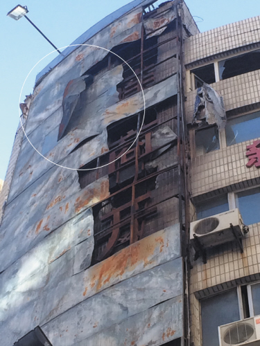 20米高空懸著2米長鐵皮，夠懸！