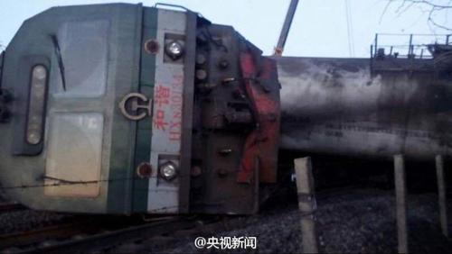 遼寧：超載大貨車撞翻11節火車 致錦承鐵路中斷