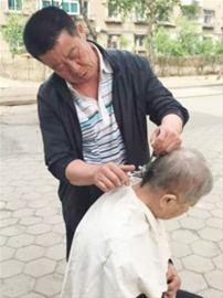 鞍山：“愛心理發師”二十年義務理發（圖）