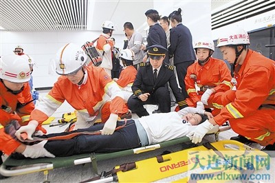 大連多部門聯動演練地鐵脫軌救援