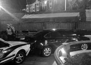 大連：轎車撞警車逃跑 警察征大貨截停（圖）