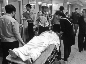 沈陽(yáng)：SUV疑因躲車 撞傷執(zhí)勤輔警（圖）