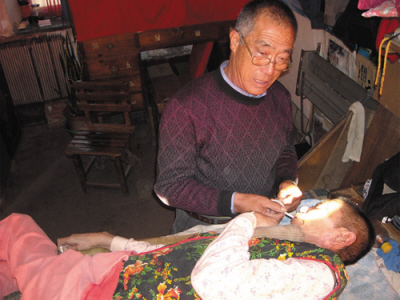 大連:他不離不棄照顧病妻23年