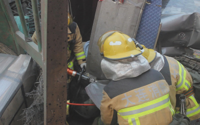 大連：大貨連撞3車 推捷達百米后側翻（圖）