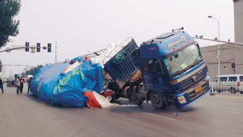 沈陽(yáng)：裝了38噸貨的大貨車(chē)轉(zhuǎn)彎時(shí)側(cè)翻（圖）