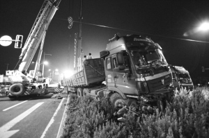 沈陽：70噸大貨壓扁電動(dòng)三輪 兩人死亡（圖）