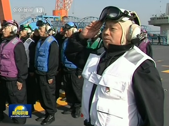 向英雄致敬！遼寧艦鳴笛哀悼殲15負責人羅陽