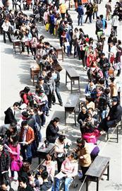 四川大學考試現場上萬考生排隊考編導、表演