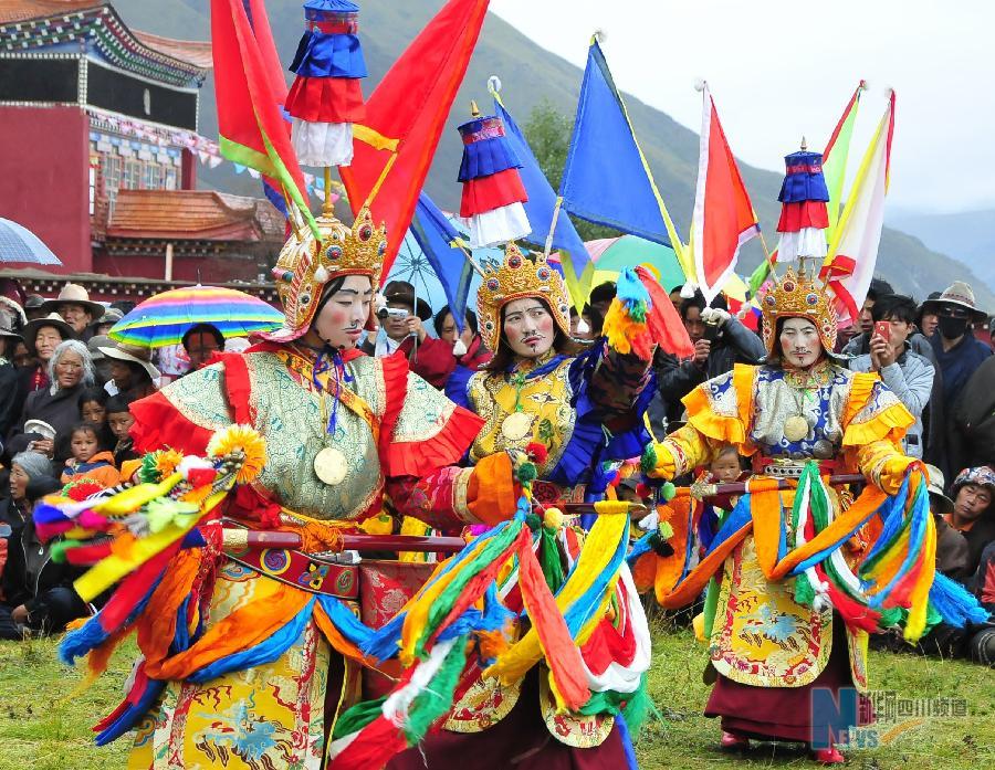 格薩爾故里的藏戲演出
