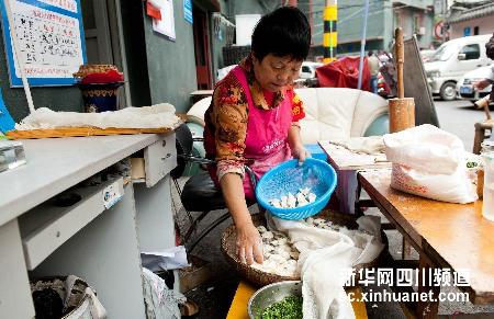 成都一位老人的“愛心餃子鋪”：憑老年證免費吃