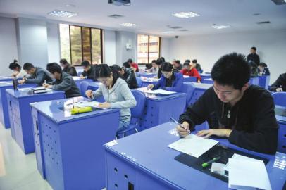 公務(wù)員考試3.8萬人缺考 最牛校長入題