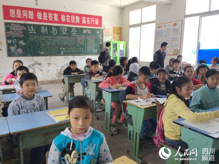 四川樂(lè)山：愛(ài)心人士給鄉(xiāng)村學(xué)校捐贈(zèng)圖書(shū)角