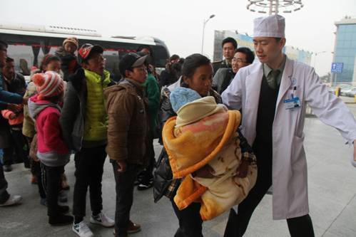 13名西藏先心病患兒在成都獲免費治療