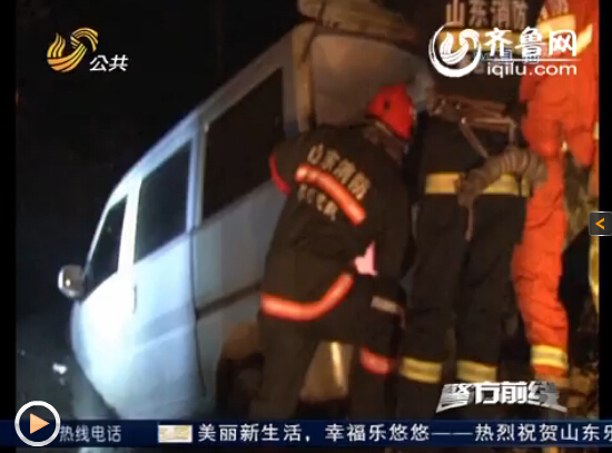 滕州一面包車深夜開進水溝 司機被發現時正在酣睡