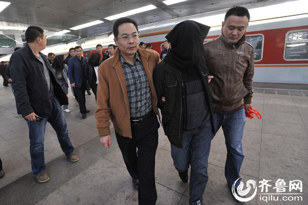 濟(jì)南現(xiàn)保險(xiǎn)柜撬盜團(tuán)伙涉案近百萬 40秒完成撬柜取錢