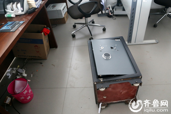 濟(jì)南現(xiàn)保險(xiǎn)柜撬盜團(tuán)伙涉案近百萬 40秒完成撬柜取錢