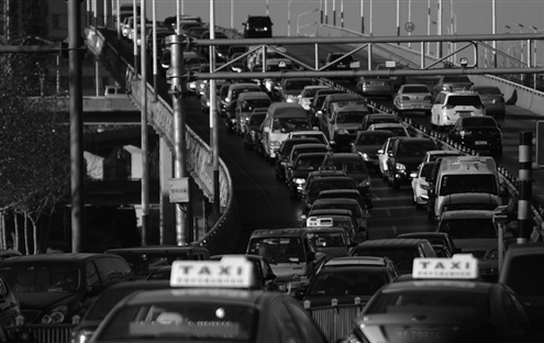 春節臨近濟南道路擁堵加劇 搶道加塞將被嚴罰