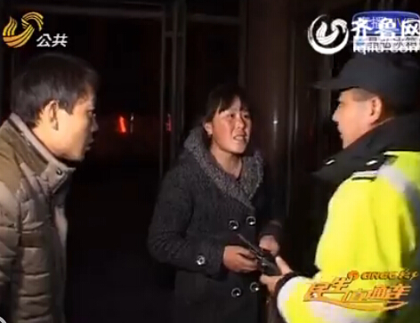 濟(jì)南七旬老人突發(fā)腦溢血 民警駕車上演生命接力