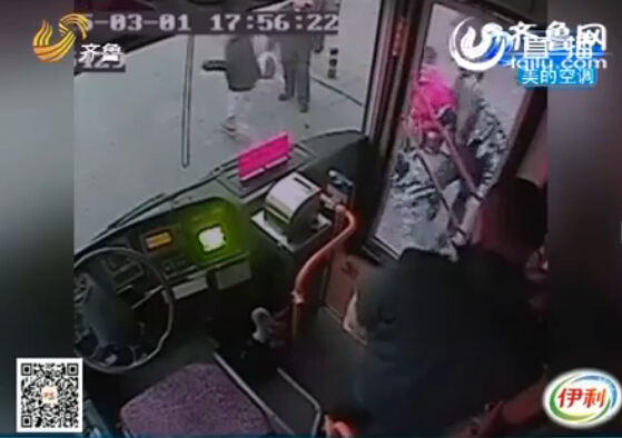 監(jiān)控：不讓嗑瓜子 青島仨小伙大鬧公交車(chē)毆打司機(jī)