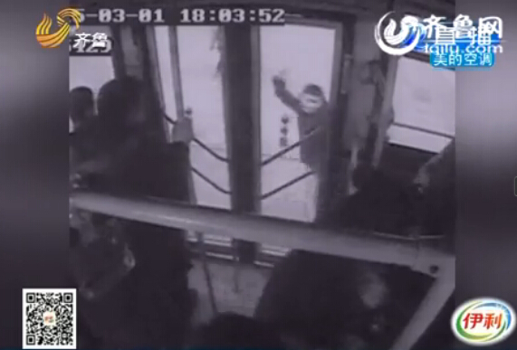 監(jiān)控：不讓嗑瓜子 青島仨小伙大鬧公交車(chē)毆打司機(jī)