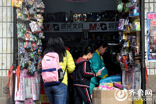 調查:濟南小學生扎堆零食攤 “五毛錢”辣條糖果熱銷