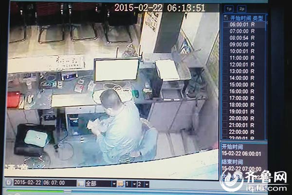 實拍濟南一網吧內賊盜竊過程：將錢塞入內褲后潛逃