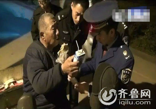 濟南一迷路老人黃河大橋上推車前行 熱心人幫其找家人