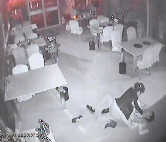 臨沂男子午夜欲行不軌 兩度被老板娘打倒騎壓在地