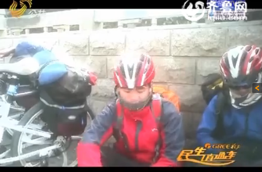 濟南：騎行男穿戴名牌路邊乞討 見記者詢問立馬離開