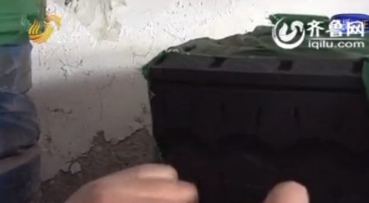 實拍德州黑作坊里翻新輪胎：舊胎打磨粘新胎面出售