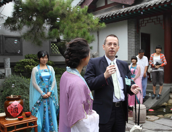 外國人在濟(jì)南感受泉水魅力