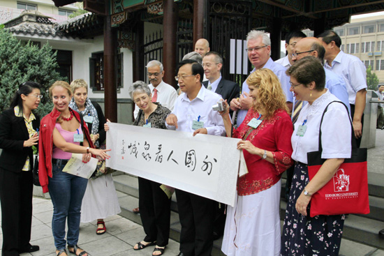 外國人在濟南感受泉水魅力