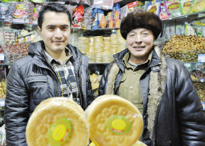 新疆小伙賣馕月入7萬 感恩幼時房東在滬尋“親”