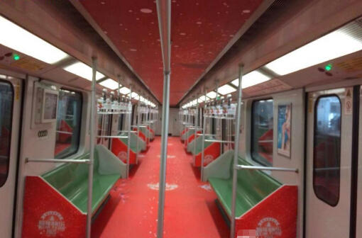 地鐵1號線現“新年車” 地鐵方證實系廣告裝飾