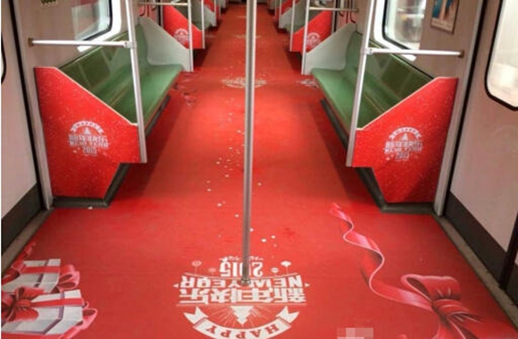 1號線車廂內“新年快樂2015”原是廣告裝飾