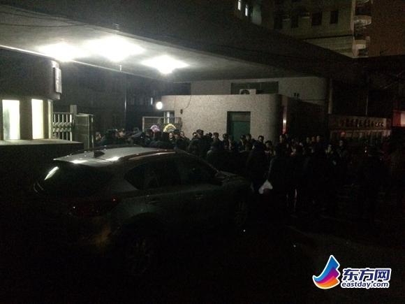 上海現年終討薪糾紛 過勞死員工花圈遺像引關注